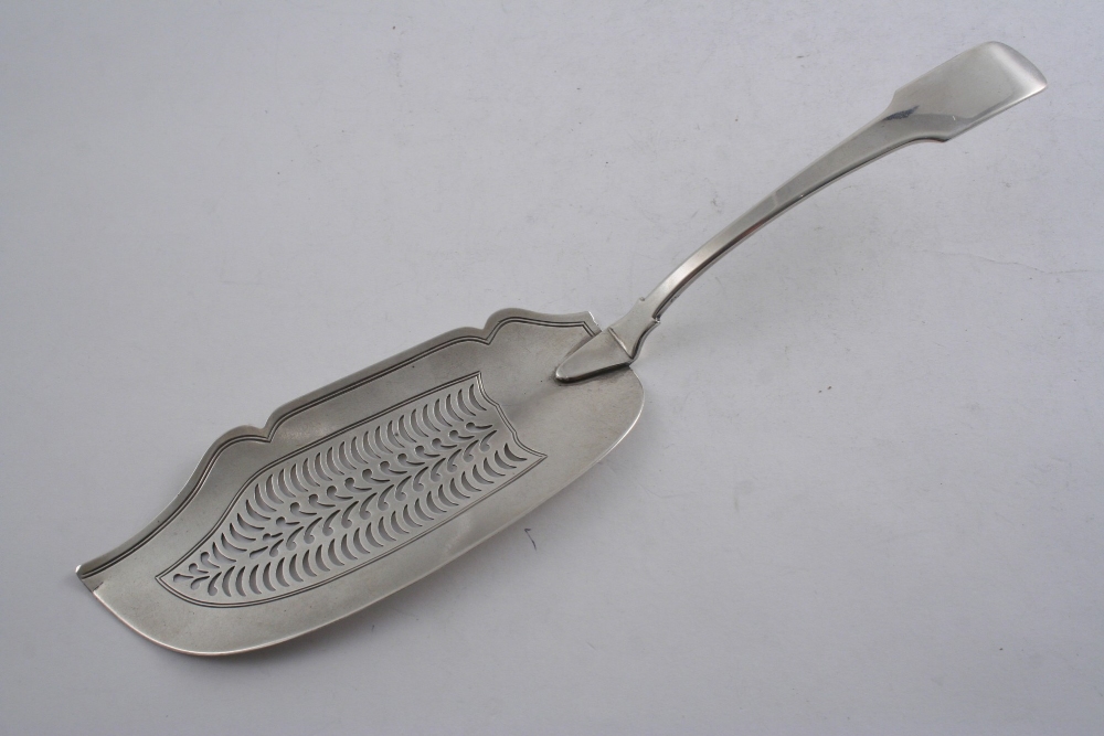 A GEORGE IV FIDDLE PATTERN FISH SLICE with a pierced blade, by R. Peppin, London 1822; 12.5" (31.5