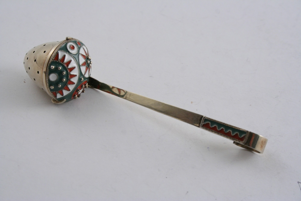 A 20TH CENTURY SOVIET SILVERGILT & ENAMEL TEA INFUSER with a hooked terminal & hinged cover on the