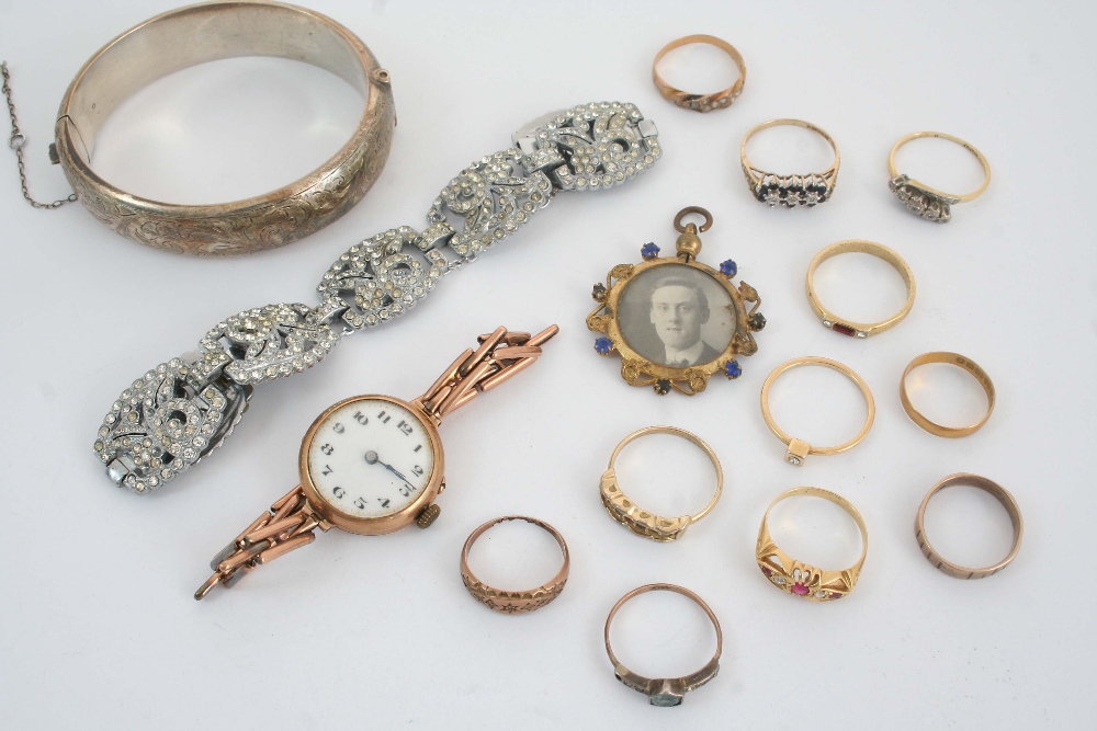 A QUANTITY OF JEWELLERY including a gold wristwatch on a gold expanding bracelet, a 22ct. gold