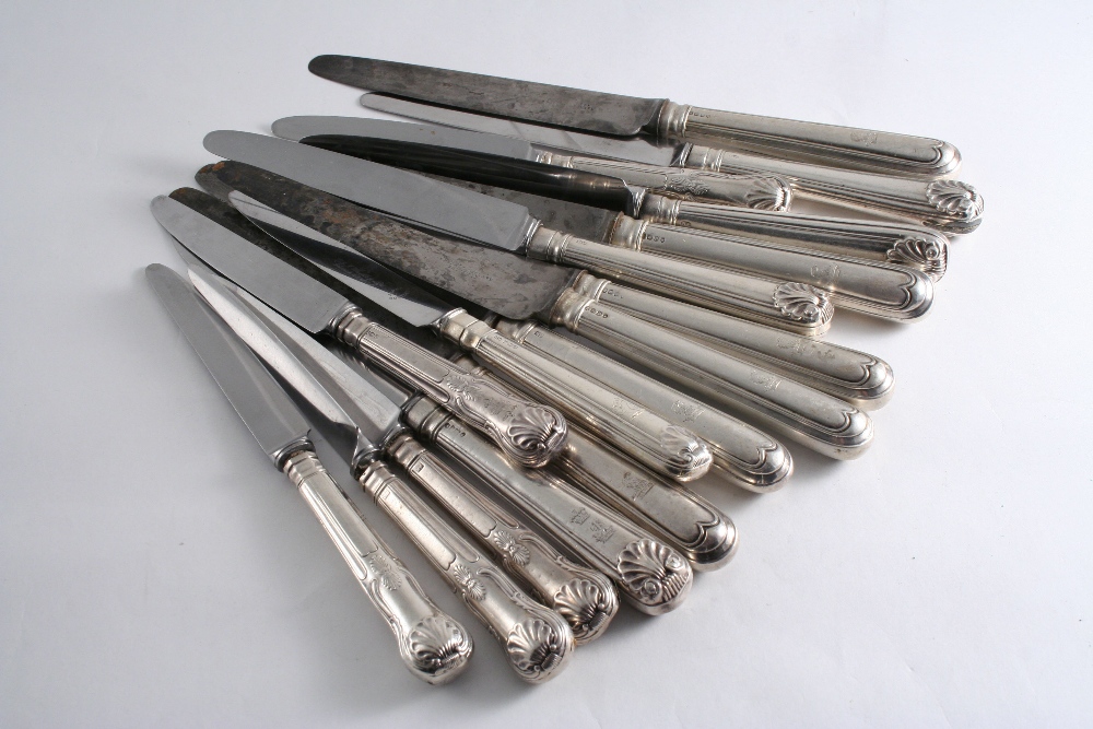 A SET OF FIVE THREAD PATTERN TABLE KNIVES with steel blades, crested, by Randall Chatterton,