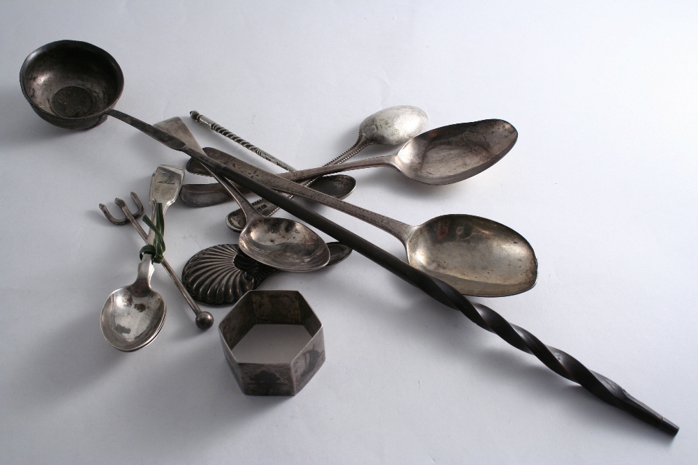 A MIXED LOT OF FLATWARE: A late Victorian caddy spoon, three Exeter-made tea spoons, a Russian