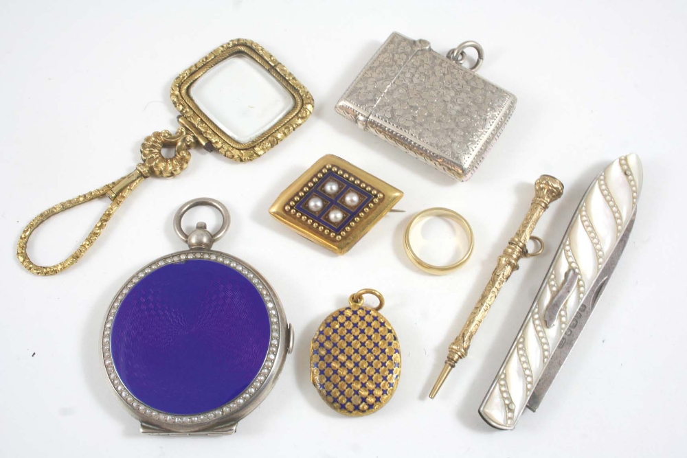 A QUANTITY OF JEWELLERY including a gold propelling pencil with amethyst set terminal, a gold