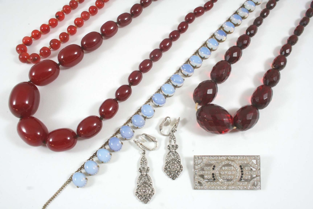 A QUANTITY OF JEWELLERY including a moonstone necklace, set in gilt metal, an ambroid bead