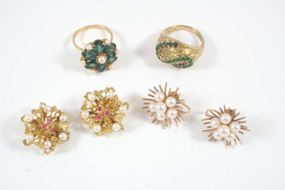 A QUANTITY OF JEWELLERY including an emerald and gold ring, size O, a green tourmaline and