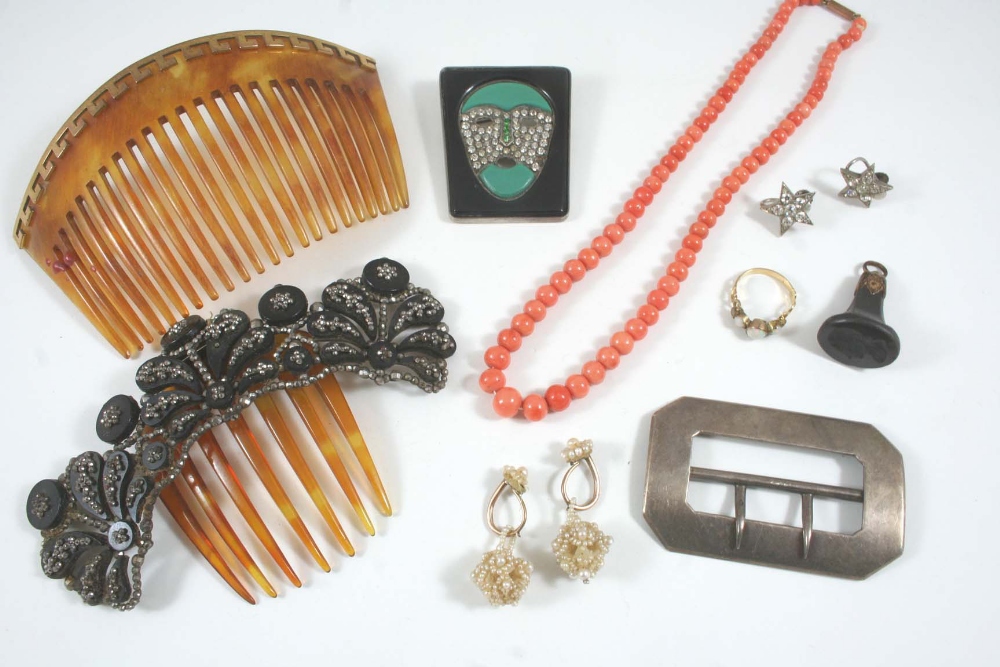 A QUANTITY OF JEWELLERY including a graduated coral bead necklace, two tortoiseshell hair combs, and