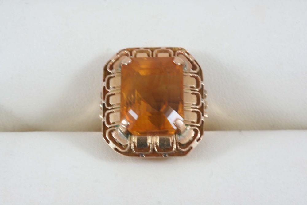 A CITRINE SINGLE STONE RING set with a rectangular-shaped citrine, in 18ct. gold. Size J.