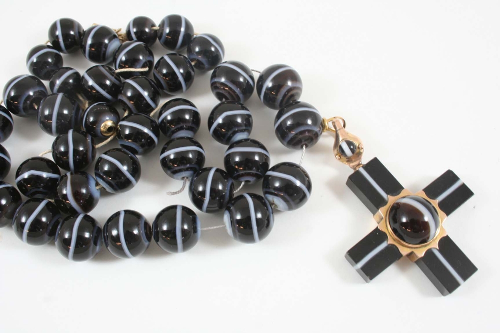 A BANDED AGATE CRUCIFORM PENDANT AND NECKLACE the pendant formed with sections of agate backed in