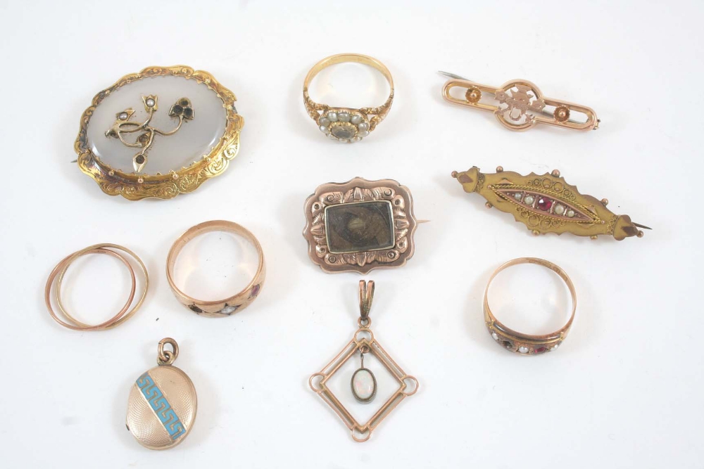 A QUANTITY OF JEWELLERY including a Victorian gold foliate ring set with a cluster of pearls, a gold
