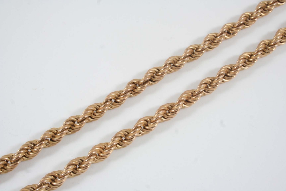 A 9CT. GOLD NECKLACE of twisted rope design, 45cm. long, 20 grams.