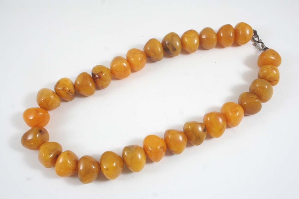 AN AMBER BEAD NECKLACE 45cm. long, 112 grams