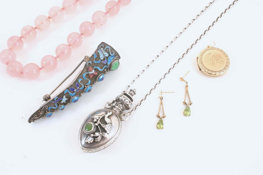 A QUANTITY OF JEWELLERY including a pair of peridot and gold drop earrings, a rose quartz bead