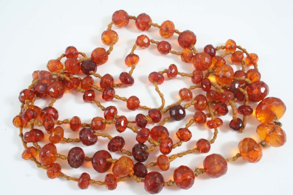 A SINGLE ROW GRADUATED AMBER BEAD NECKLACE formed with faceted beads, 94 grams.