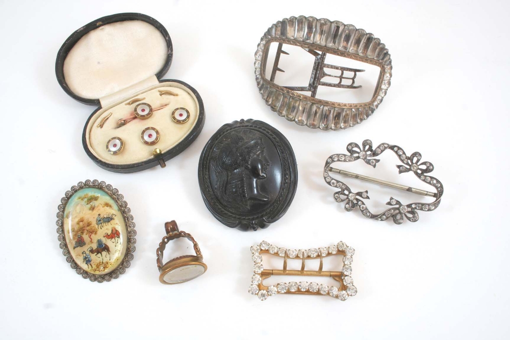 A QUANTITY OF JEWELLERY including a cased set of mother-of-pearl and enamel dress studs and