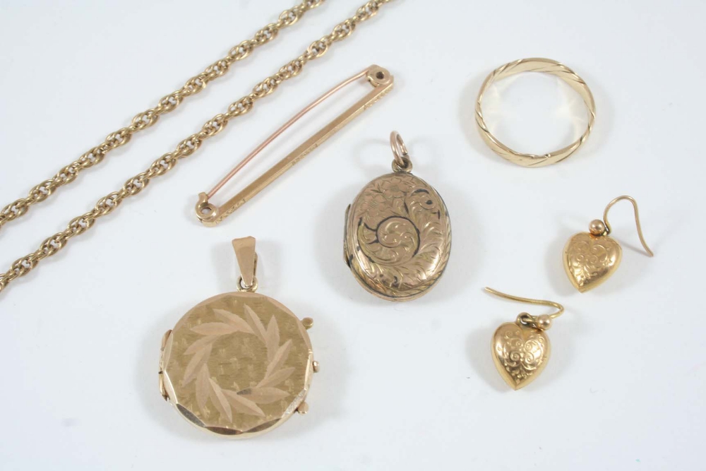A QUANTITY OF GOLD JEWELLERY including a 9ct. gold circular locket pendant, a 9ct. gold tie pin, a