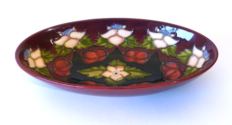 A modern Moorcroft oval dish with cherry and fuschia decoration w. 23cm
Marked JK MCC  CONDITION