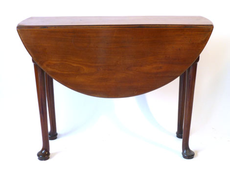 A George I mahogany supper table with oval drop leaf top on tapering legs with pad feet, 94 x 98cm