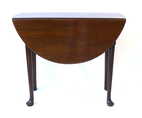 A George I mahogany supper table with oval drop leaf top on tapering legs with pad feet, 91 x