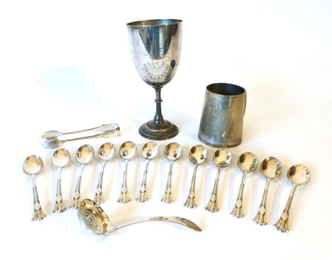 A group of platedwares including a tankard, teaspoons, sugar nips and other items