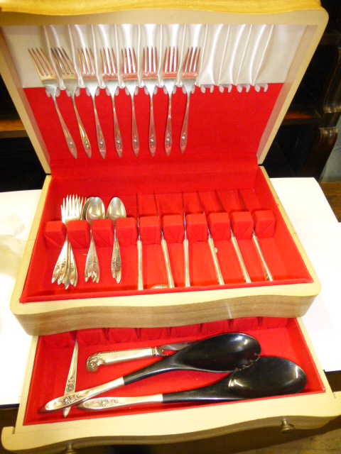 A part canteen of sterling silver Romance Rose pattern cutlery comprising six table knives, eight