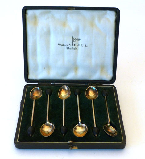 A cased set of George V silver coffee bean spoons, Walker & Hall, Sheffield 1919 CONDITION REPORT: