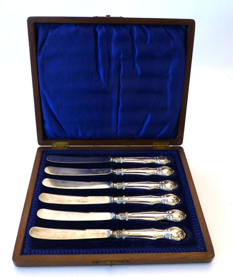 An Edwardian cased set of Victoria pattern butter knives, James Deakin & Sons, Sheffield 1905