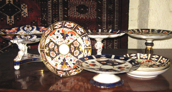 THREE DERBY PLATES IN IMARI PATTERN, early 19th century, 21.5cm diam, and five similar comports on