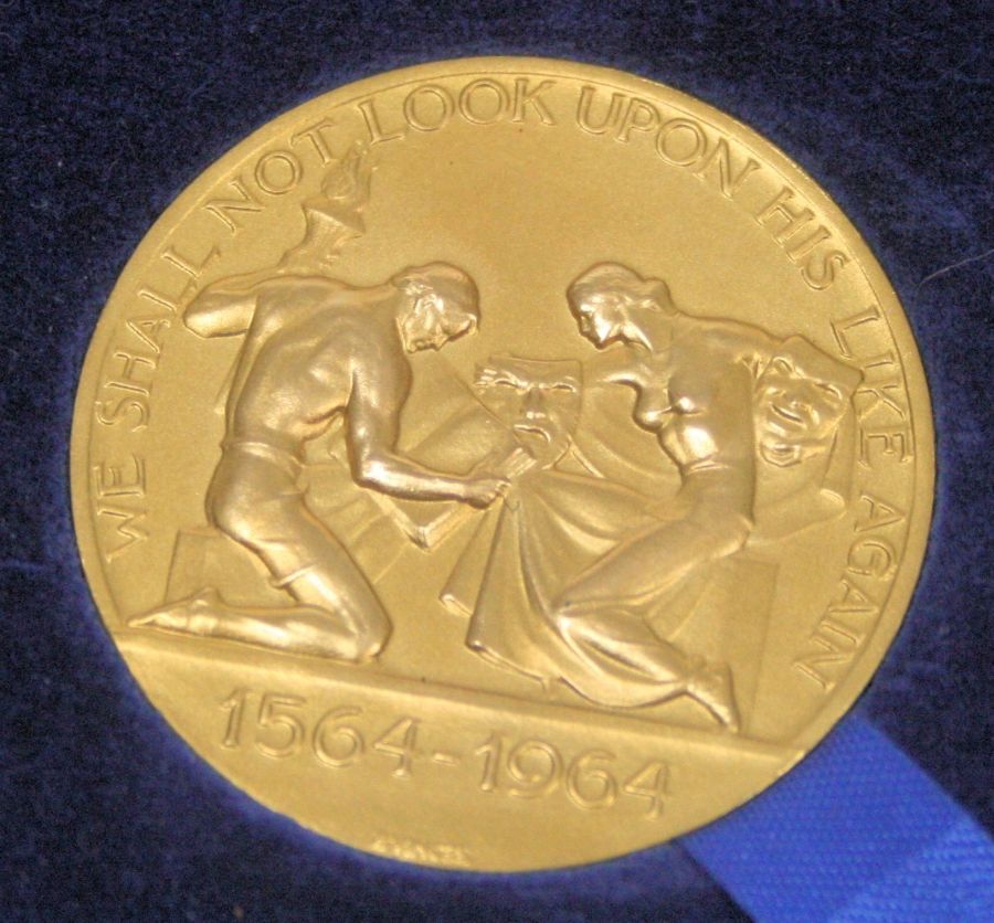 A gold William Shakespeare medallion hallmarked 22ct, limited edition, number 27, in case of issue