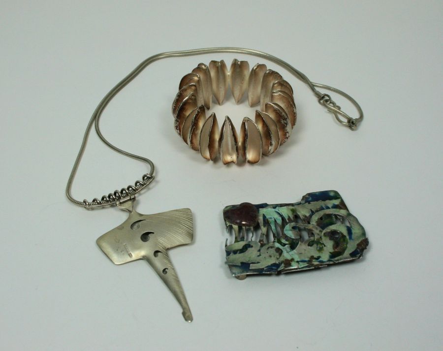 MARK POWELL - A silver sting ray pendant of hollow form with pierced design to a snake link chain;