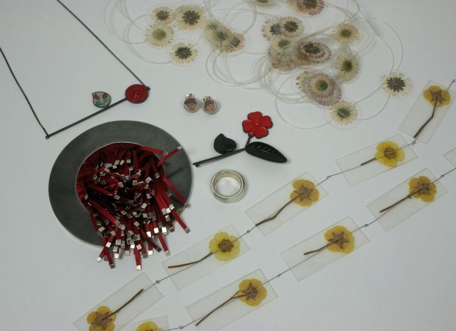 GRAINNE MORTON - A collection of jewellery to include a single strand pressed buttercup and laminate