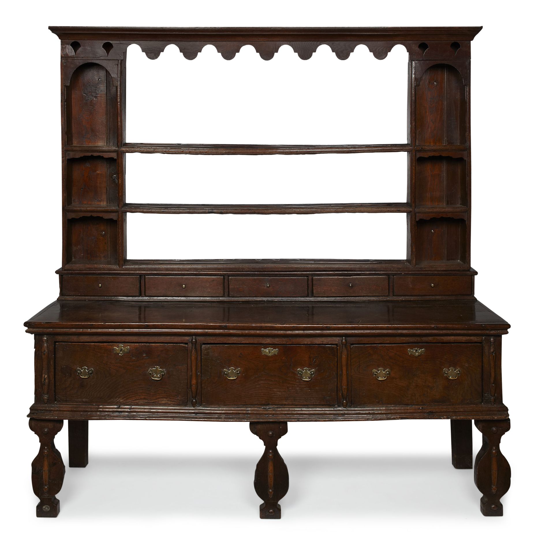 GEORGE III OAK DRESSER 18TH CENTURY the moulded cornice with a wavy frieze over two shelves