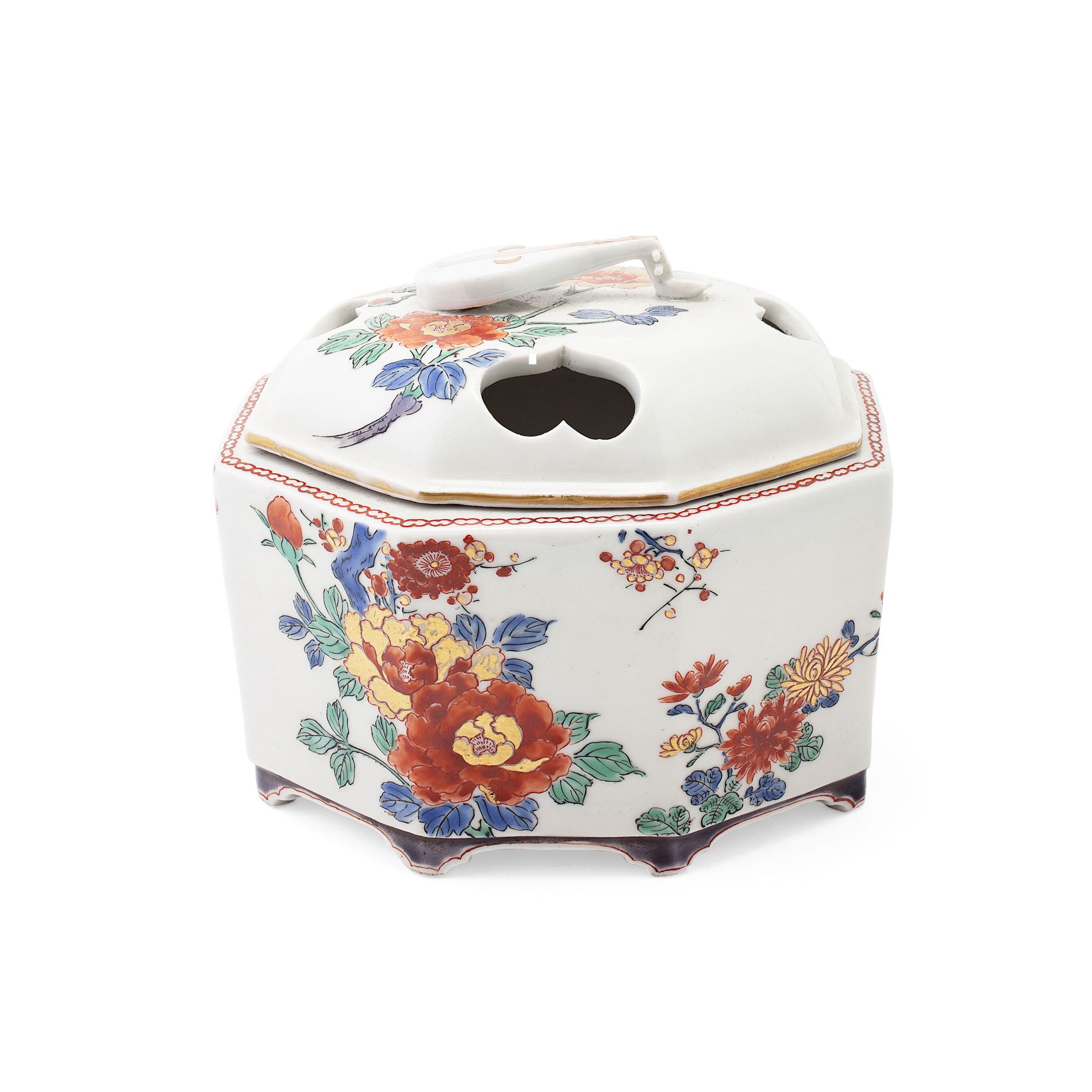 KAKIEMON STYLE OCTAGONAL COVERED POTPOURRI DISH 19TH CENTURY decorated in the typical palette with