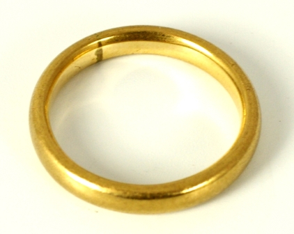 A 9 carat gold wedding ring