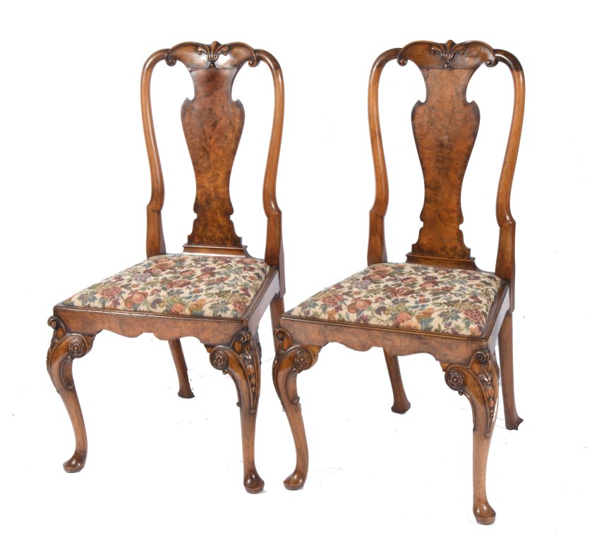 A PAIR OF QUEEN ANNE STYLE WALUT DINING CHAIRS with splat back and upholstered drop-in seats, on