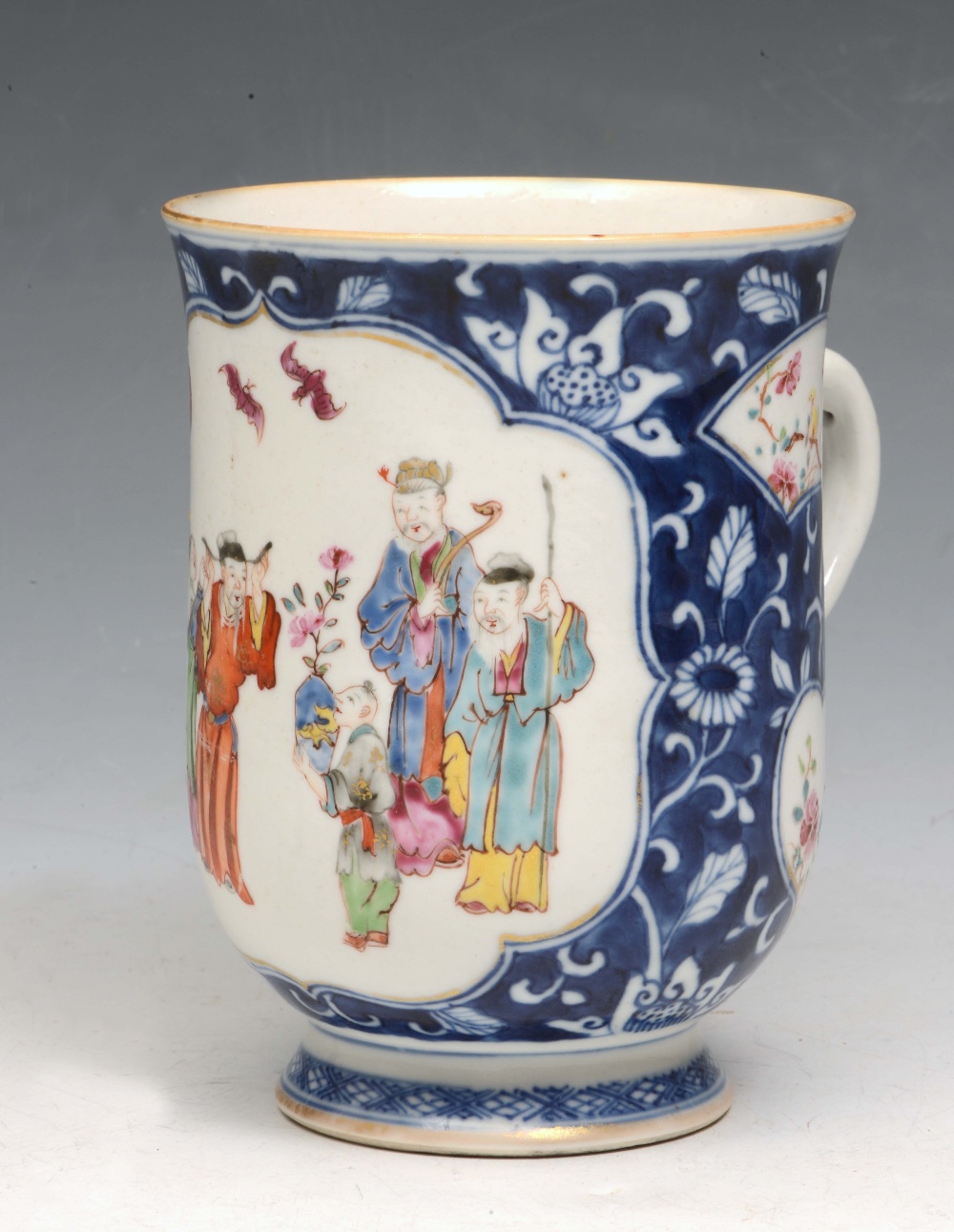 A CHINESE EXPORT BALUSTER PORCELAIN TANKARD having a reserve panel painted with Mandarin figures and