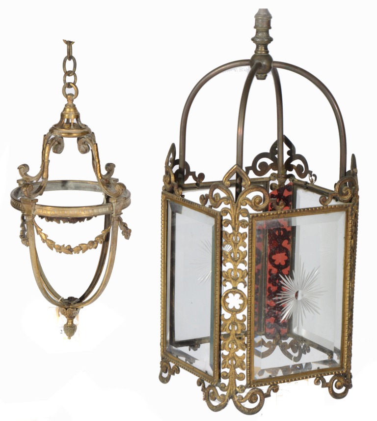 AN EDWARDIAN GILT METAL HALL LANTERN with swags and reeded decoration and acanthus leaf finial, 17"