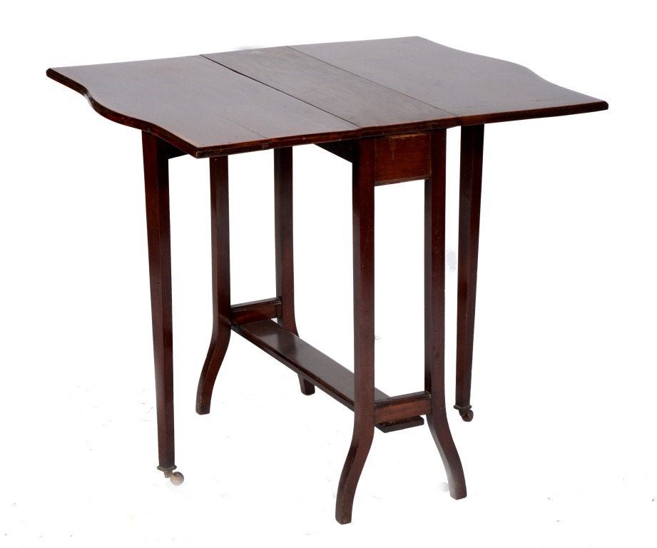 A EDWARDIAN MAHOGANY TEA TABLE of drop-flap form with gateleg action and satinwood crossbanded