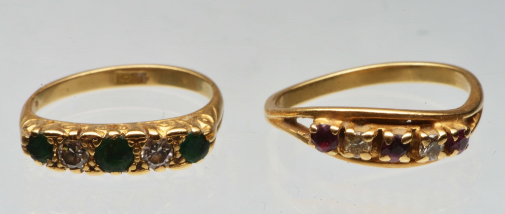 A FIVE STONE EMERALD AND DIAMOND RING, three claw set emeralds with a diamond in between mounted