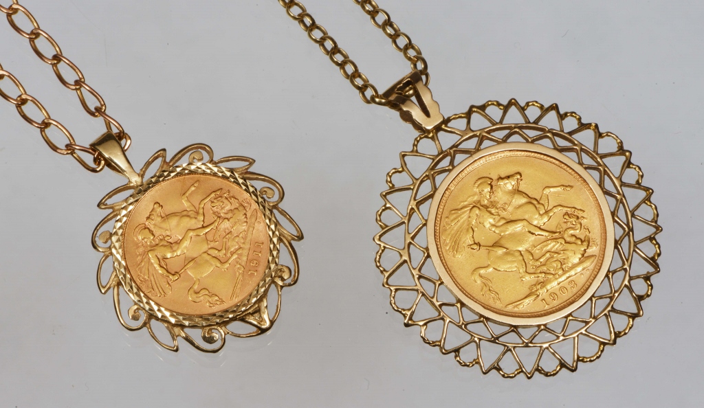 A 9CT GOLD PENDANT AND CHAIN with inset 1903 gold sovereign and a similar pendant with inset half
