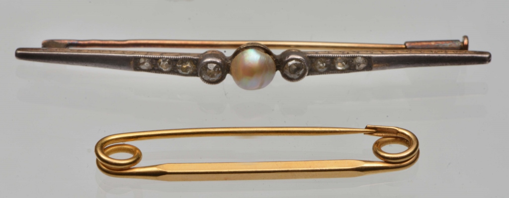 A GOLD AND DIAMOND SET BAR BROOCH, central peg set pearl flanked by four old cut diamonds either