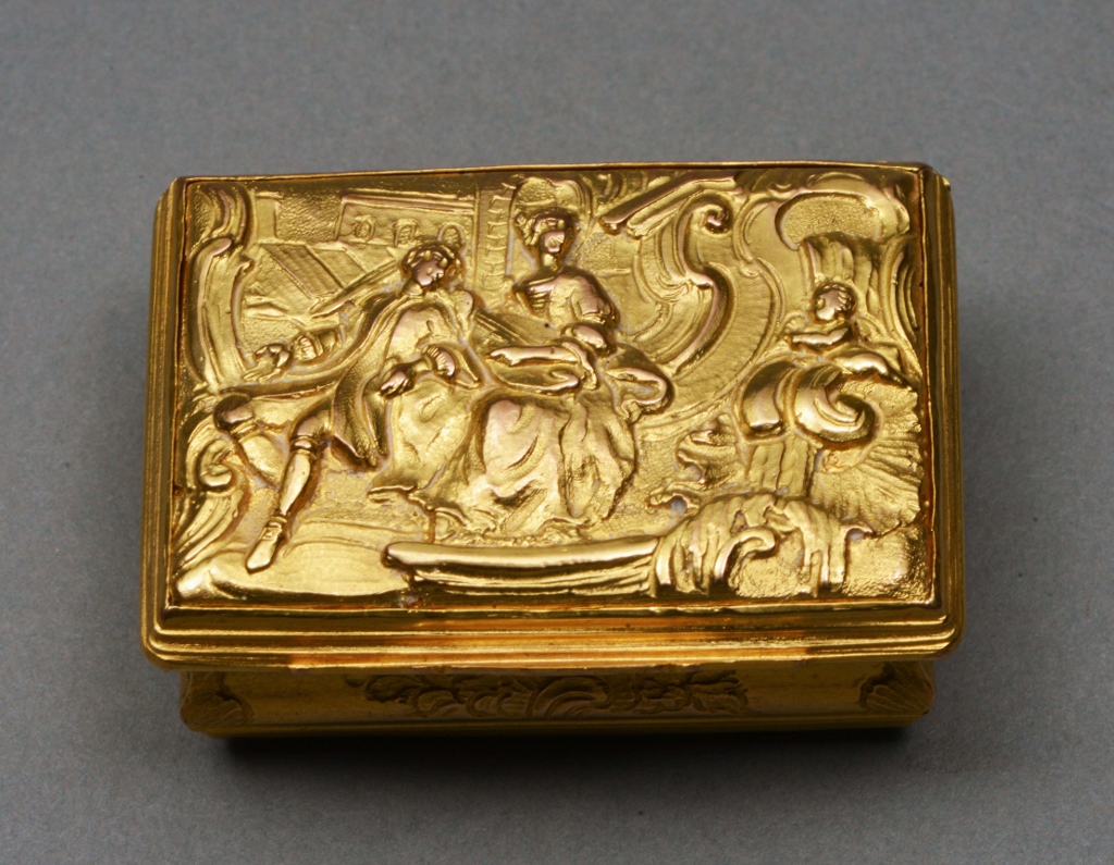 A GEORGIAN GILT METAL SPICE BOX, rectangular with waisted sides, hinged lid chased with figures