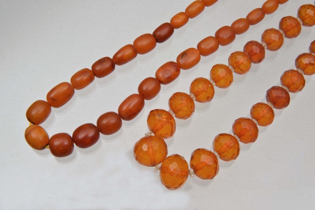 A GRADUATED AMBER BEAD NECKLACE, 15" long, beads measuring 12.5mm down to 6.4mm, 23 grams in