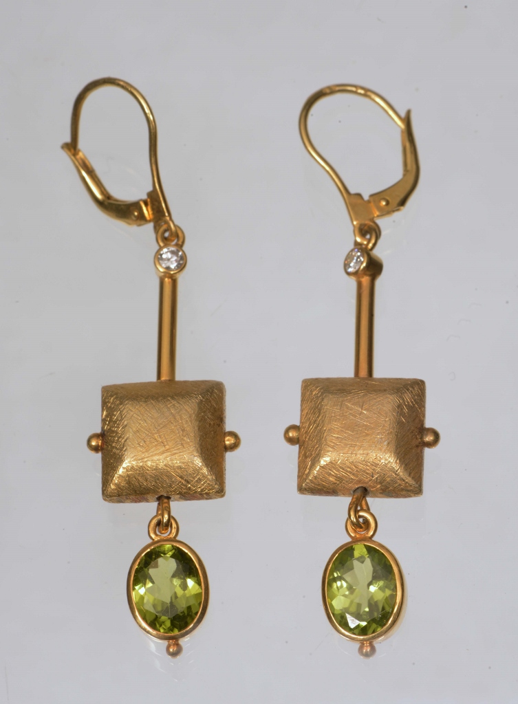 A PAIR OF CONTEMPORARY DIAMOND AND PERIDOT DROP EARRINGS, single diamond mounted in a rub over