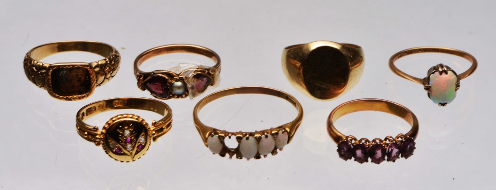 A COLLECTION OF GOLD RINGS TO INCLUDE: a ruby and diamond ring in 15ct gold; two pal rings; a garnet