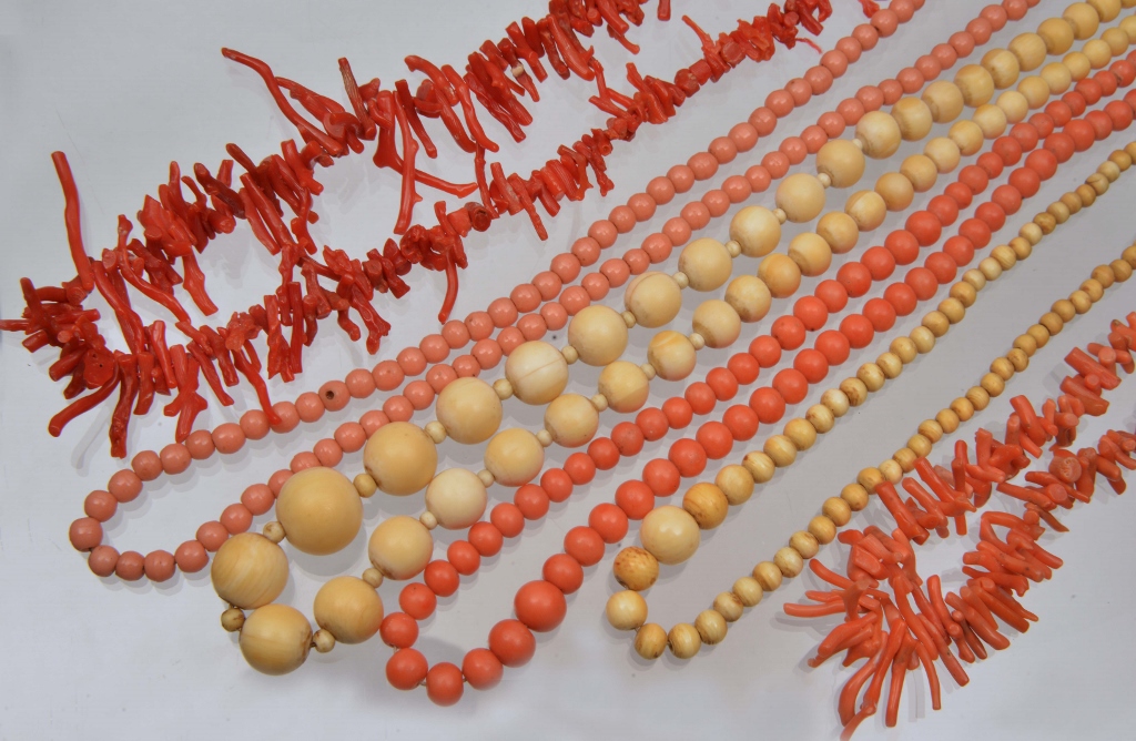 A GRADUATED PINK CORAL BEAD NECKLACE, 16 1/2" long, 9mm beads down to 5.3mm; two stick coral