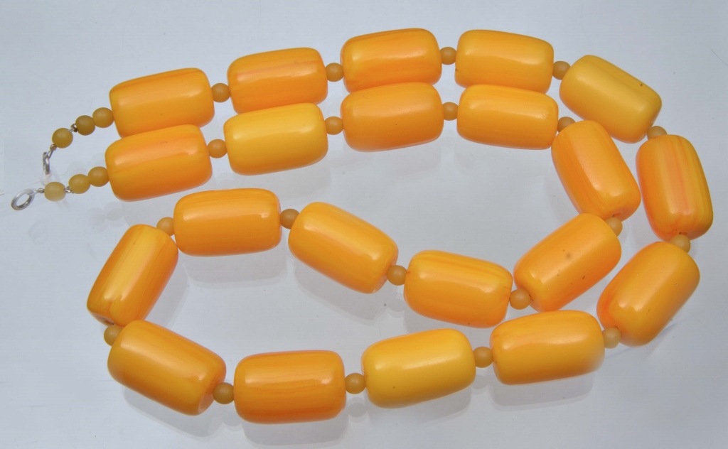 A BAKELITE YELLOW AMBER BEAD NECKLACE, 30" long