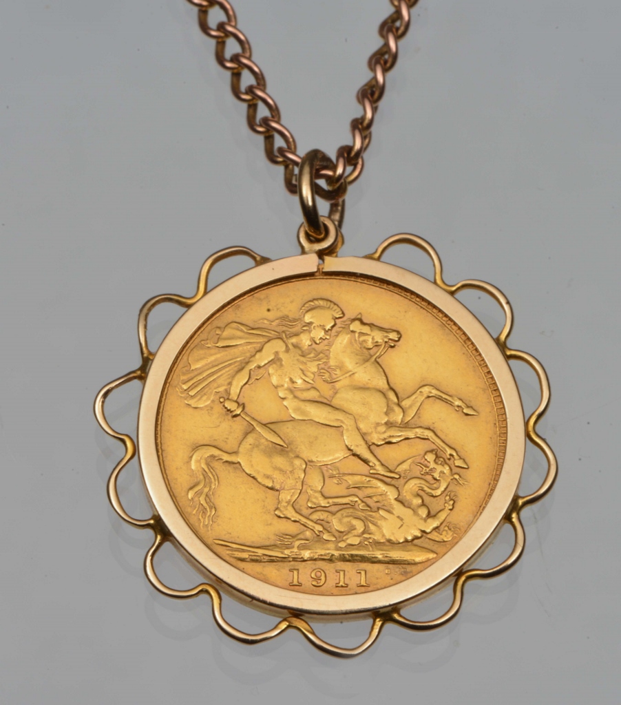 A GOLD PENDANT set with a 1911 gold sovereign attached to a curb link necklace, 15.5 grams total