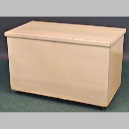 A large white painted blanket box, 99cm