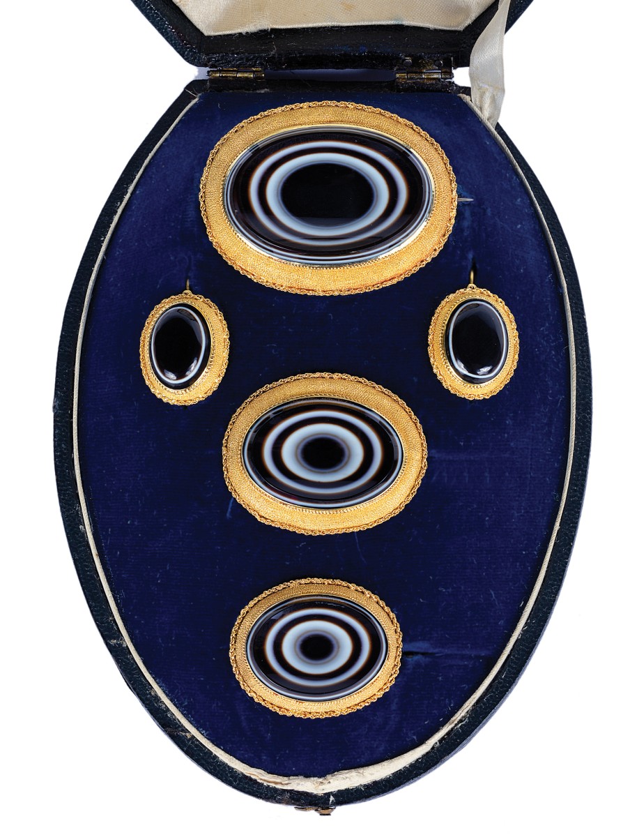 SUITE OF AGATE BROOCHES AND EAR PENDANTS, 1860s the oval banded agate within a textured gold