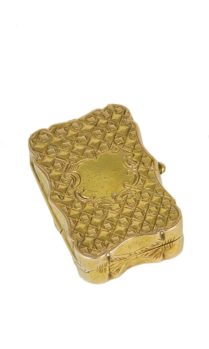 A VICTORIAN GOLD VINIAGRETTE, UNMARKED, PROBABLY BIRMINGHAM, CIRCA 1860 shaped rectangular, engraved