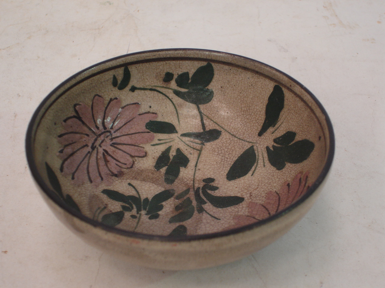 An oriental pottery bowl, painted with chrysanthemums. 4 ½" diam